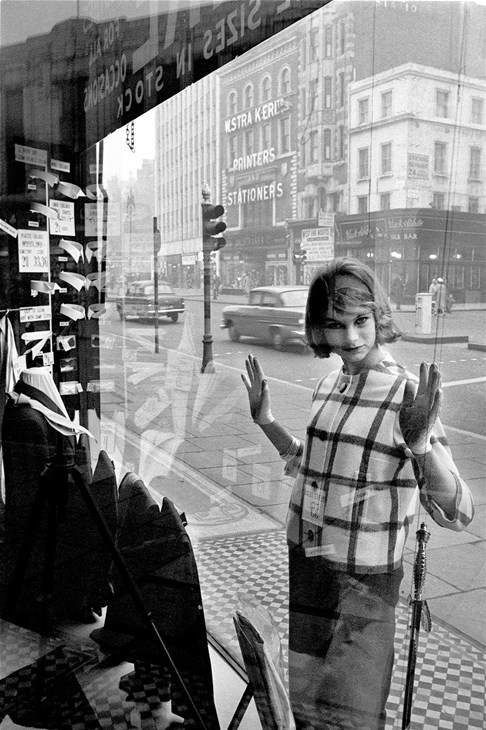  Jean Shrimpton, Edgware Road, London, 1960