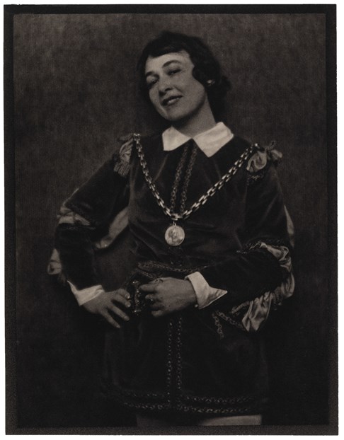  Harriet Bosse, Viola